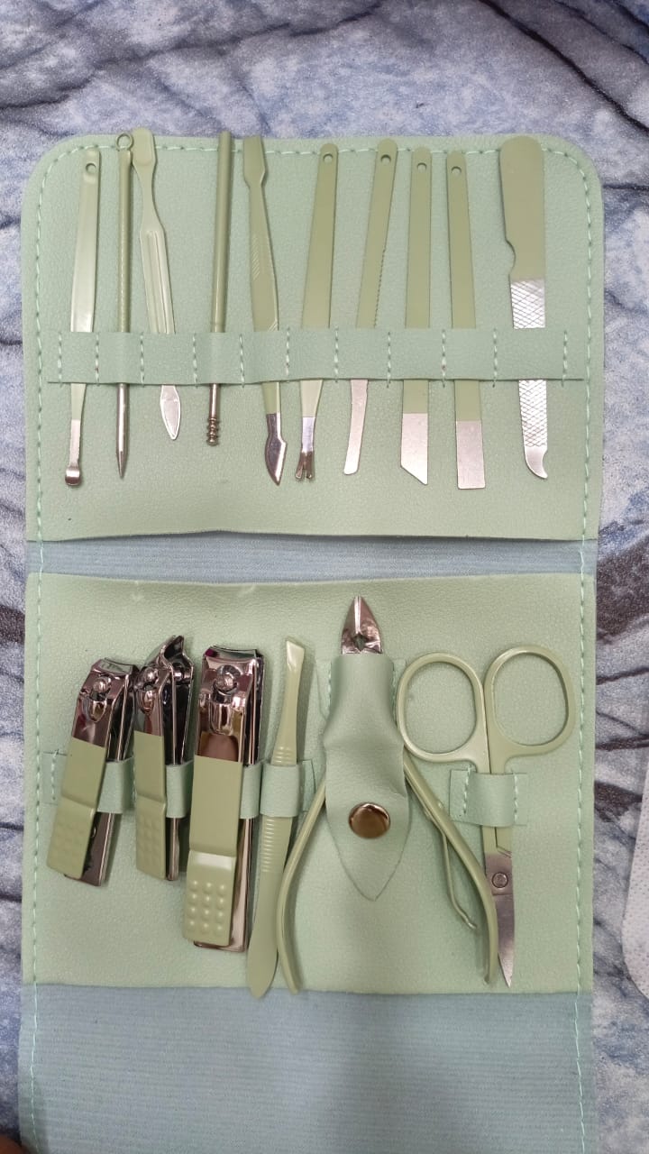 16 in 1 Nail kit Manicure Cutters Nail Clipper Set Household Stainless Steel Ear Spoon Nail Clippers Pedicure Nail Scissors Tool Set (Random Color)