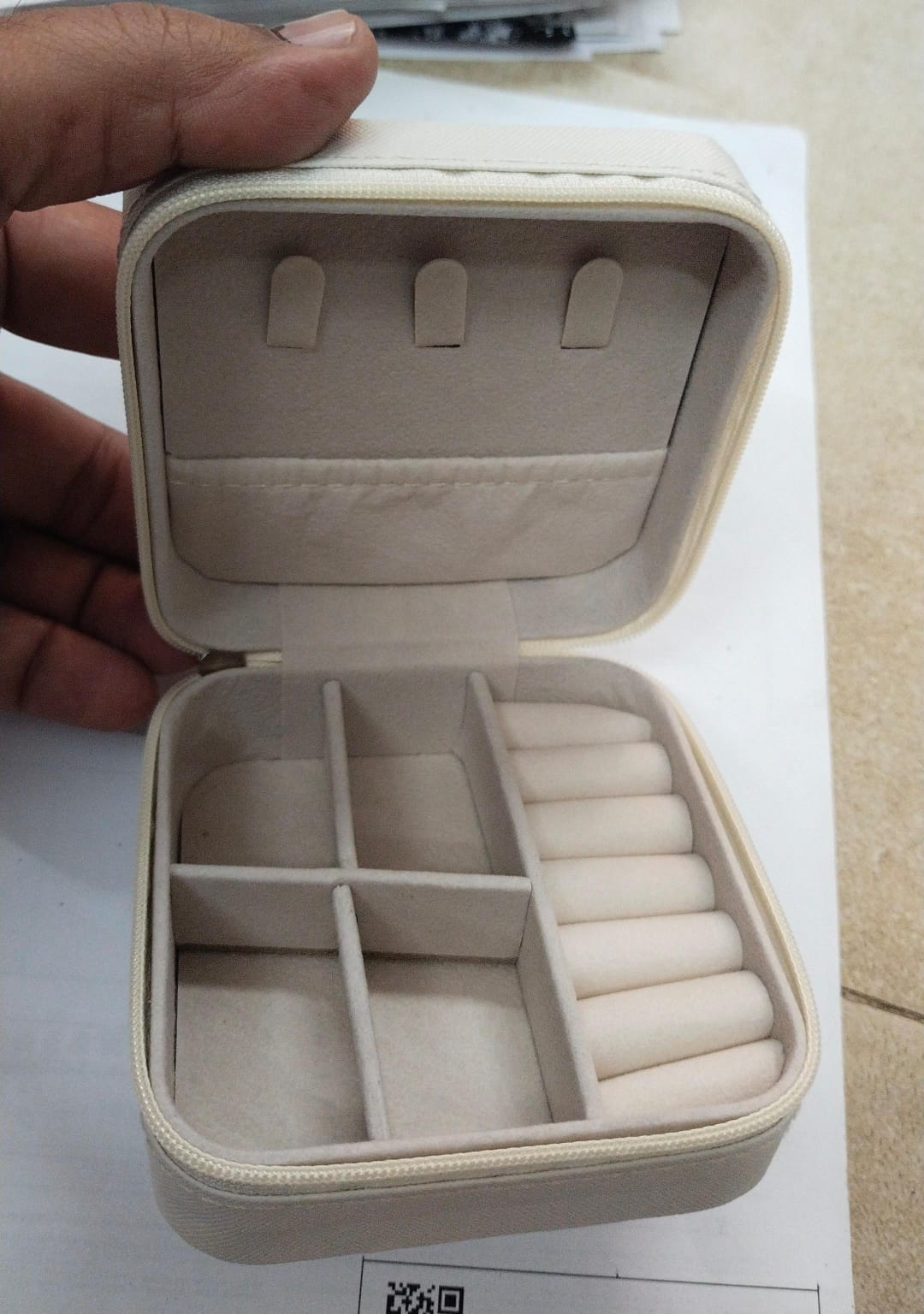 Jewellery Storage Box leather Jewelry Stand Earrings Ring Box Cosmetics Beauty Container Organizer (random color)Made in China