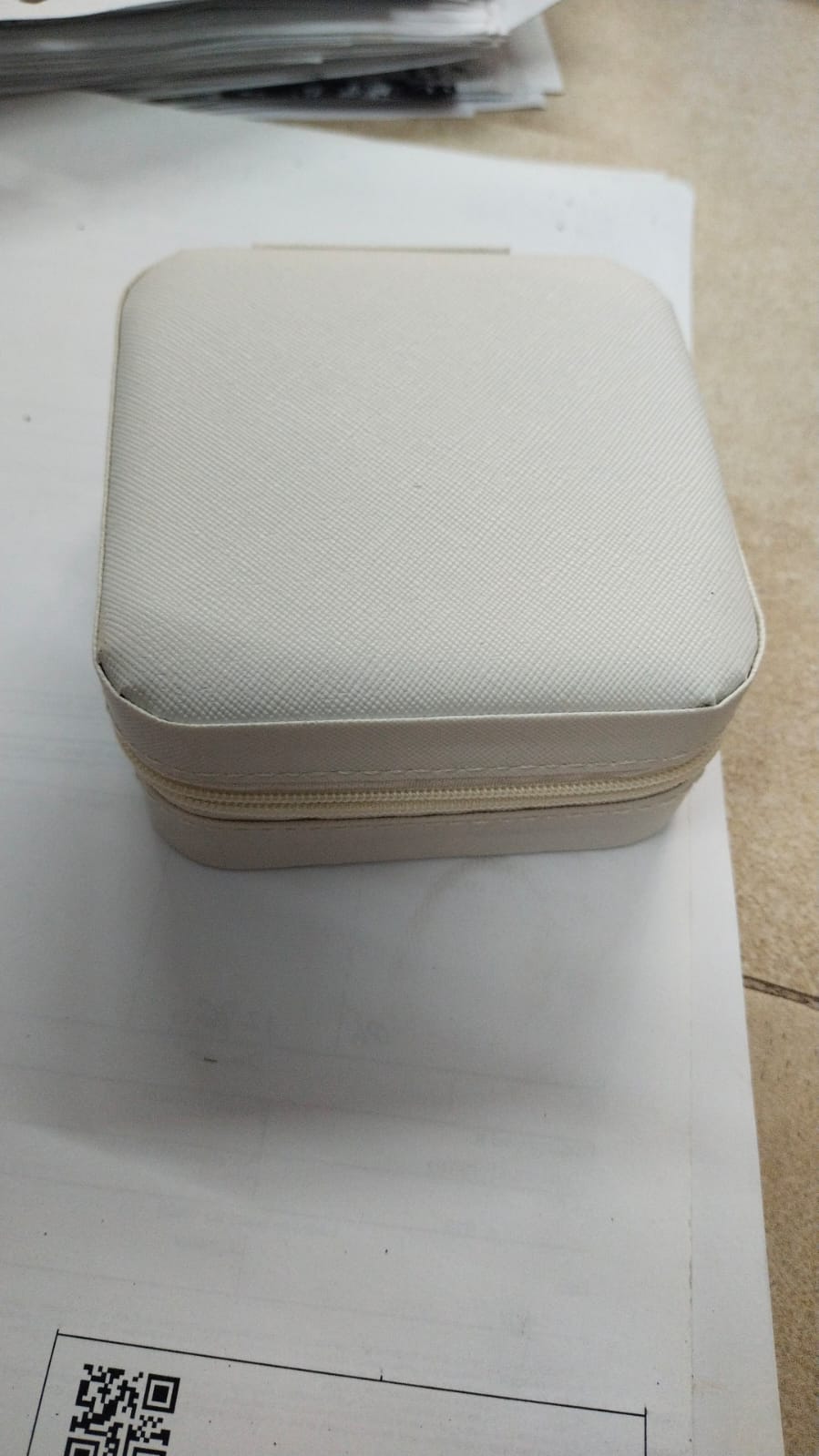 Jewellery Storage Box leather Jewelry Stand Earrings Ring Box Cosmetics Beauty Container Organizer (random color)Made in China